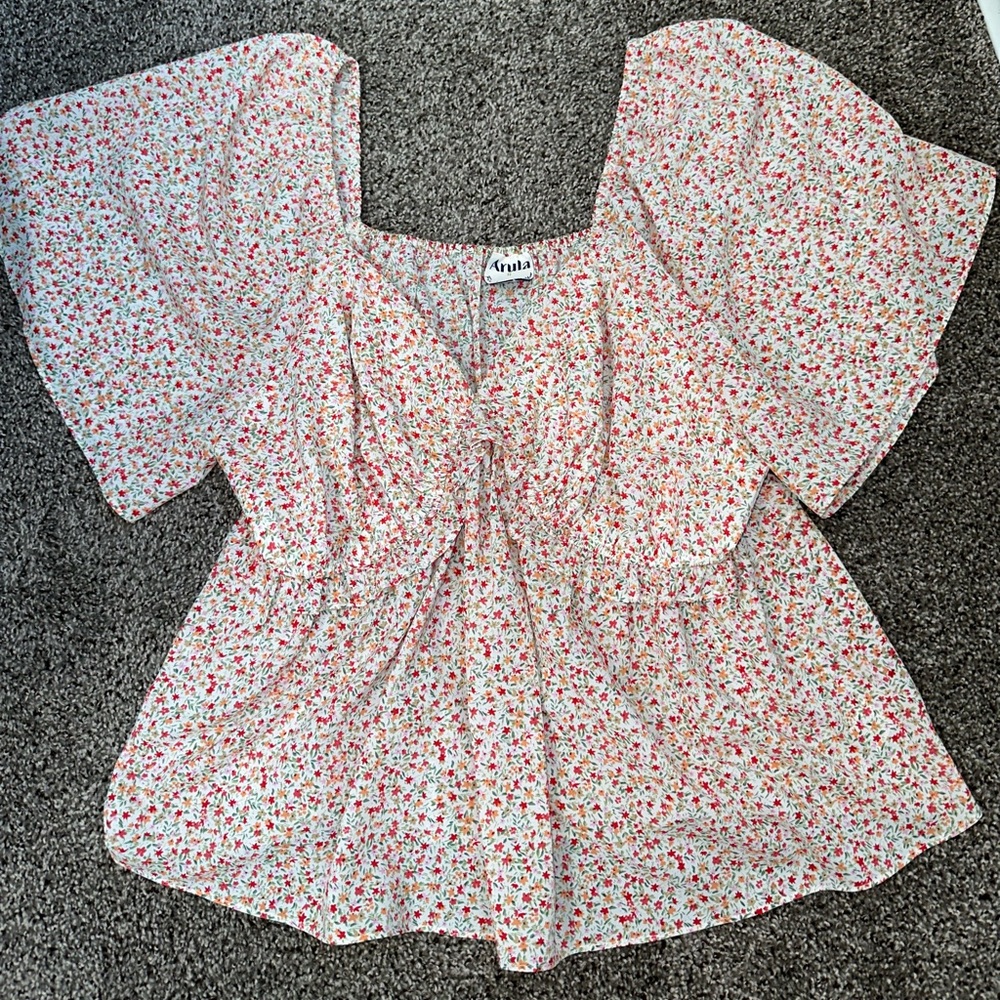 Arula Floral V-Neck Shirt size B only worn once. Basically like brand new.